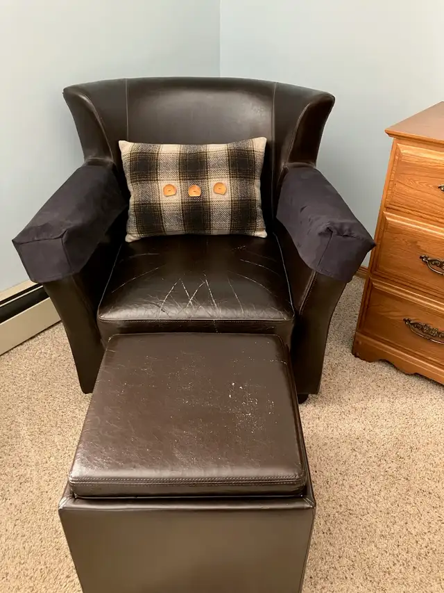 Chair and Ottoman in Chairs & Recliners in Charlottetown - Image 2
