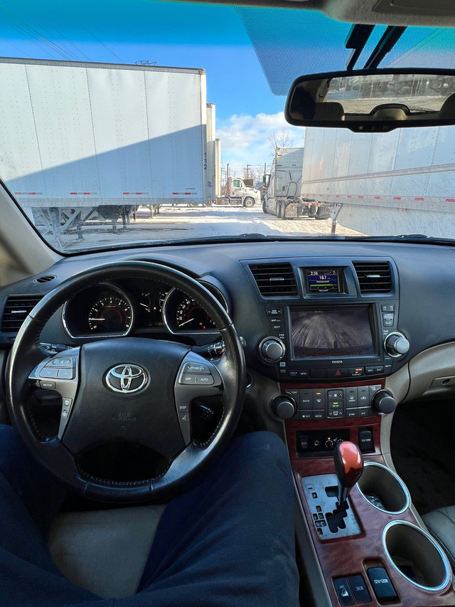 Toyota Highlander Fully loaded in Cars & Trucks in Laval / North Shore - Image 2