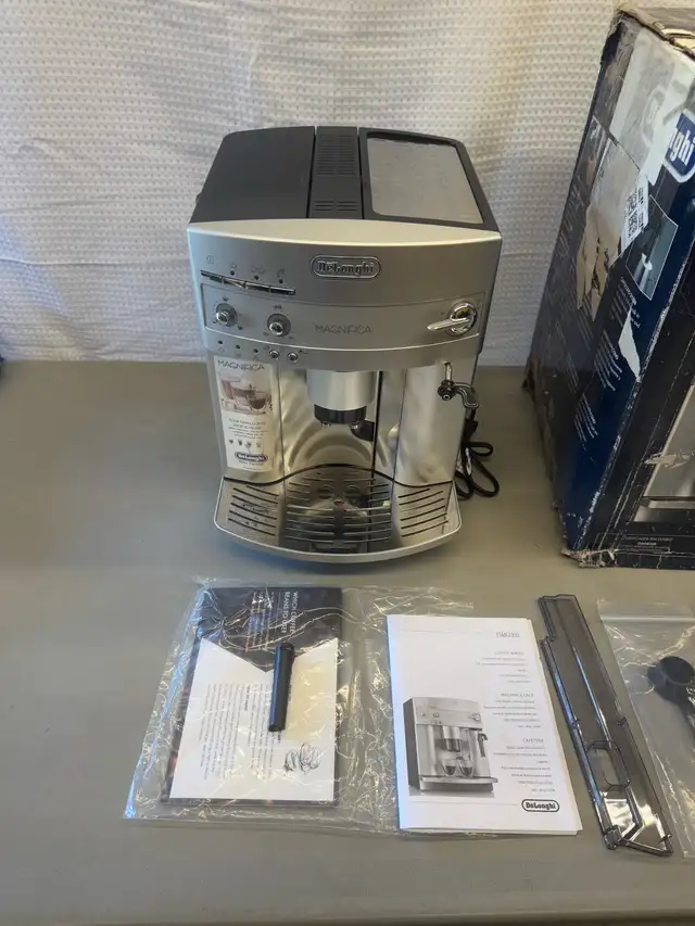 De'Longhi Espresso & Coffee Machine in Coffee Makers in Hamilton - Image 6