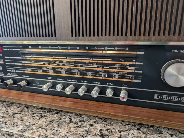 Grundig RF 260U Stereo FM/SW/AM Vintage Radio in Stereo Systems & Home Theatre in Markham / York Region - Image 4