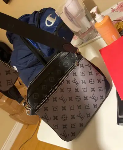 Louis Vuitton Avenue Sling Bag This bag features the iconic Louis Vuitton monogram pattern and offer...