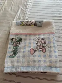 3 Couvertures chaudes (Minnie Mouse, etc.) 5 à 10$ chacune