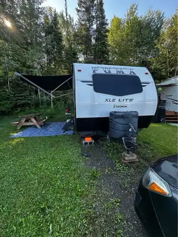 Roulotte 20’ de marque Puma, modèle 20 RLC 2021, tout équipé. Elle pèse 4188lb. Frigo 11 pied cube....