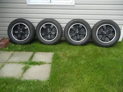 Ford Flex pneus d'hiver Bridgestone 235/60R17 . Pneus 10/32