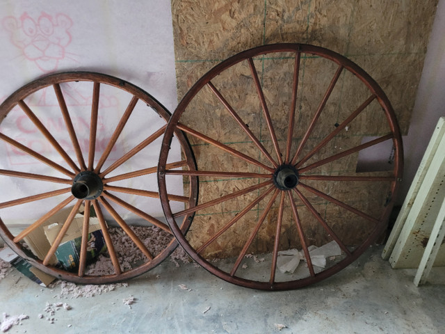 Antique Wagon Wheels in Arts & Collectibles in Belleville - Image 3