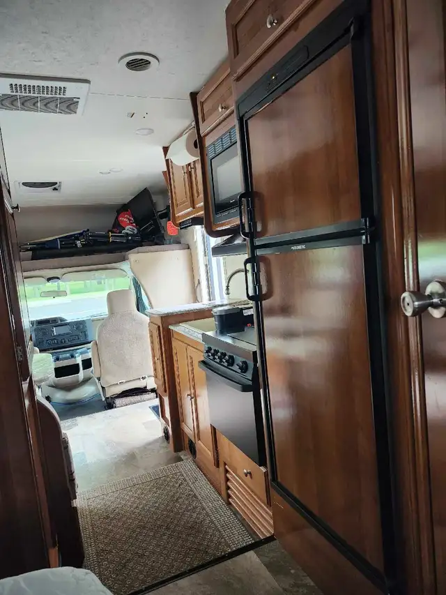 VR Coachmen 2019 in RVs & Motorhomes in Granby - Image 6