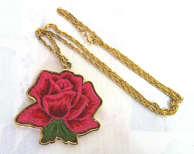 COLLIER VINTAGE EMBROIDERY ROSE PENDANT NECKLACE Signed B.J. in Arts & Collectibles in West Island - Image 2