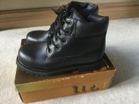 BRAND NEW - TRX LEATHER BOOTS - 5D