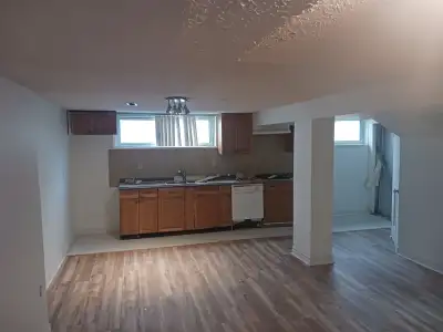 2 BDR basement apartment in Richmond Hill,BRIGHT,HUGE,MILL POND