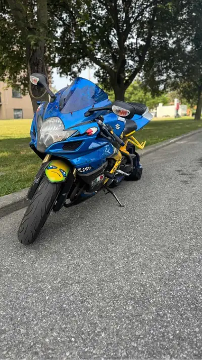 This 2006 Suzuki GSX-R 600 is a high-performance sportbike featuring a powerful 600cc engine, perfec...