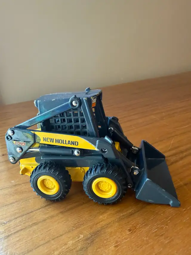 Toy 1:32 New Holland L170 Skid Steer Loader - die cast metal