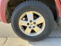 235/70 R16 - Hankook i*RW11 , 4 Lightly used Winter tires ON RIM