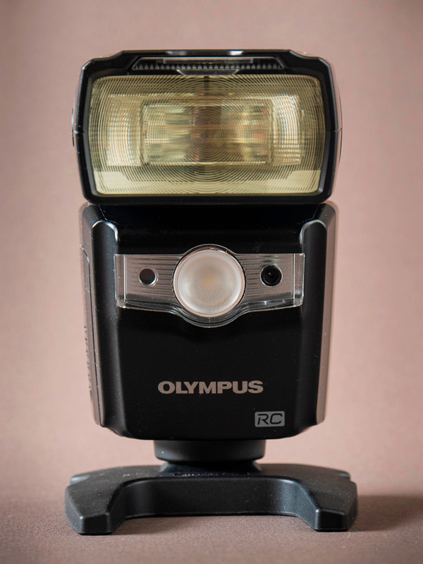 Olympus FL-600r Flash in Cameras & Camcorders in Gatineau