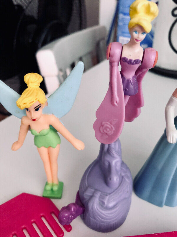 Lot of 5 Vintage 90' Girls McDo Toys, includ. Barbie, Tinkerbell dans Jouets et jeux  à Ville de Montréal - Image 3