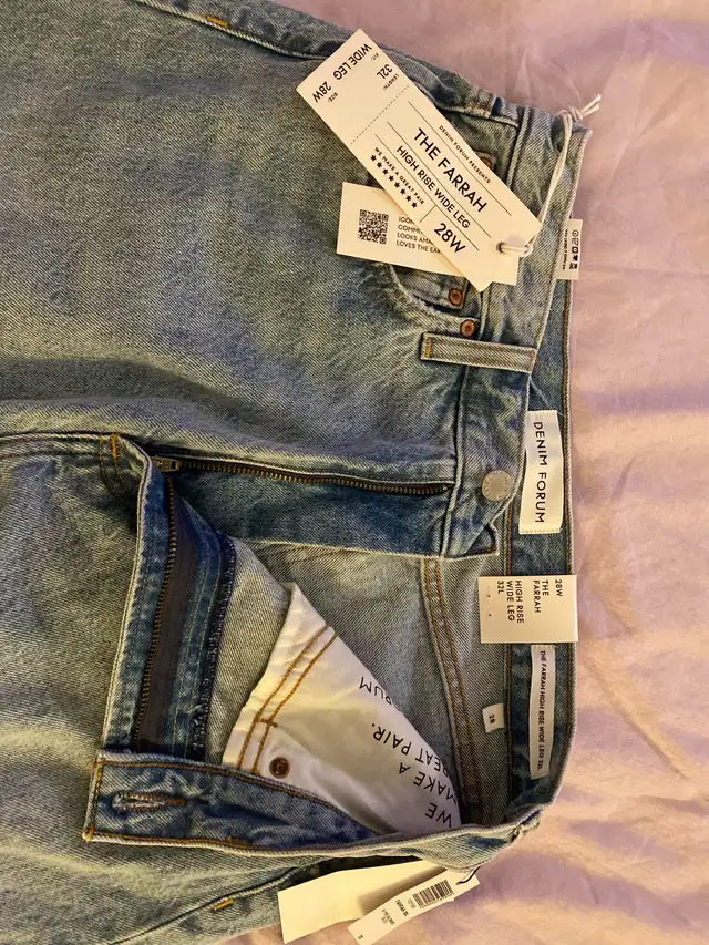 Aritzia Denim Forum  Brand New The Farrah Women’s Jeans 28W/32L in Women's - Bottoms in Mississauga / Peel Region - Image 3