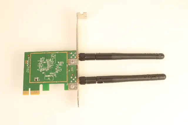 D-LINK WIRELESS N300 DUAL BAND PCI EXPRESS DESKTOP ADAPTER DWA-5 in Networking in City of Toronto - Image 6