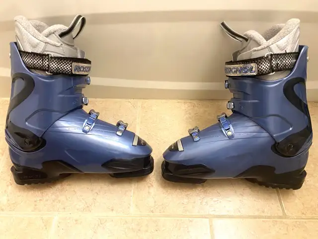 Rossignol Downhill Ski Boots Size 26 Bottes Ski Alpin in Ski in City of Montréal - Image 5