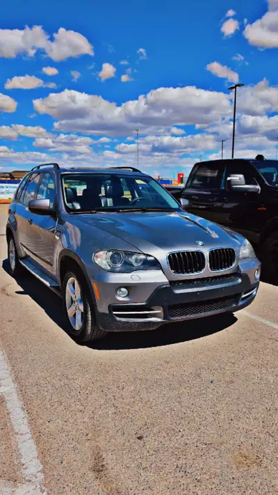Selling my 2009 bmw x5 vehicle has all the bells and whistles, well maintained, no rust drives excit...