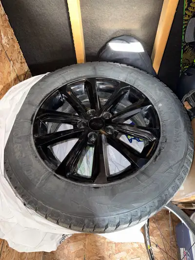 4 pneus d’hiver Bridgestone Blizzak DM-V2 Dimension : 225/65R17 Montés sur mags noirs 17 pouces (17x...