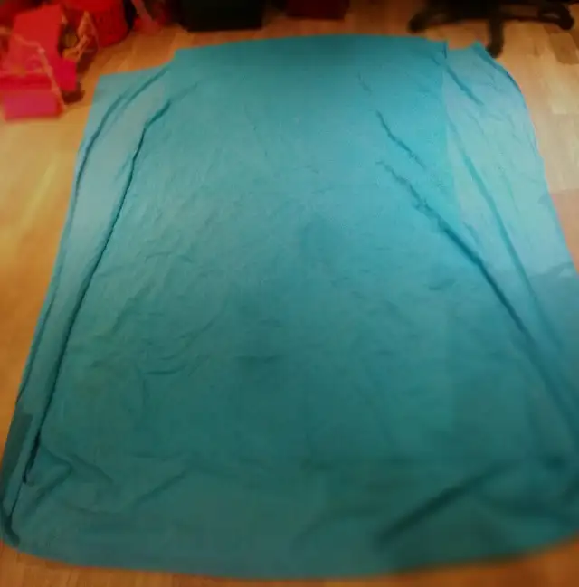 Blue bed spread-twin size in Bedding in Ottawa - Image 2