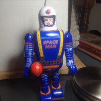 Wind Up Space Man Robot Tin Toy In Works Condition