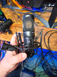 Art M2 mic with mount