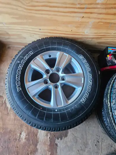 New 285/65/17 yokohama geolanders on brandnew toyota alloys with tms sensors all never used and bala...