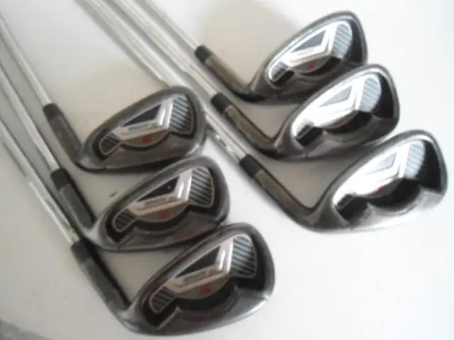 SET OF MEN'S RIGHT HANDED GOLF CLUBS WITH BAG   43 in Golf in Sudbury - Image 4