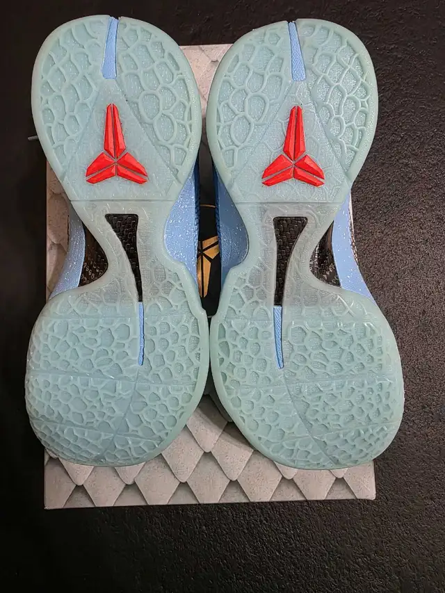 Kobe 6 Ice Grinch size 8 in Men's Shoes in Mississauga / Peel Region - Image 7