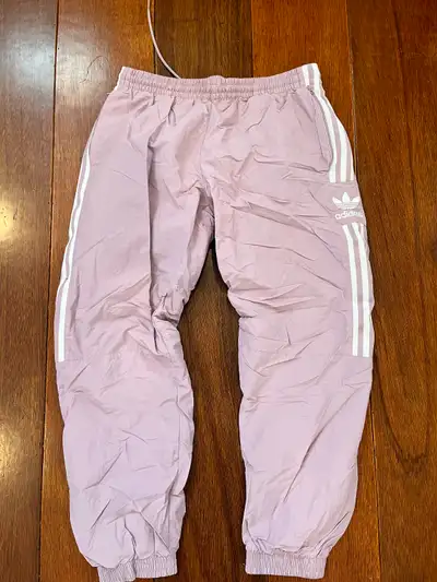 ADIDAS MENS TRACK PANT IN SIZE LARGE. LIKE NEW CONDITION. NO RIPS OR TEARS