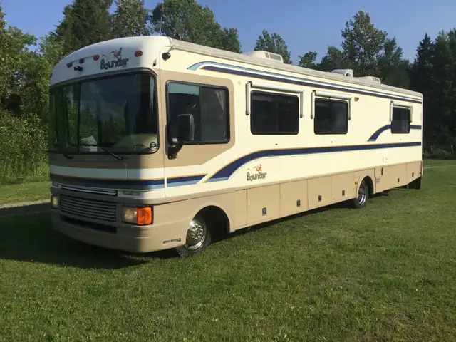motorisé classe A fleetwood bounder 34 p 1998 in RVs & Motorhomes in Sherbrooke - Image 2