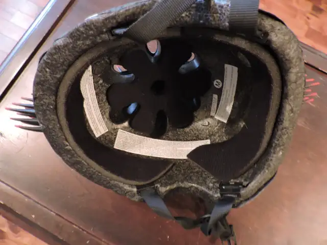 Casque de vélo NEUF, RASKULLZ HAWK ou planche à roulettes in Kids in Laval / North Shore - Image 5