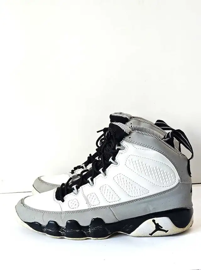 Air Jordan 9 Barons  Youth Sneakers Size 9.5 in Men's Shoes in City of Montréal - Image 5