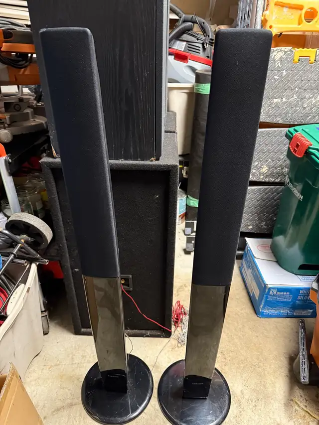 Samsung floor standing stereo speakers in Speakers in Markham / York Region - Image 2