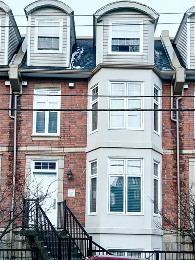 In the Heart of The City, this Downtown Halifax Townhouse, occupying the top two floors, offers urba...