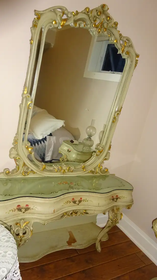 Ornate, 8pc Hand Painted Vintage Queen Bedroom Suite in Dressers & Wardrobes in City of Toronto - Image 7