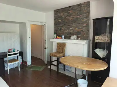 2nd floor big private room. 3 Minutes walk to subway. Close to supermarket and mall. Share kitchen a...