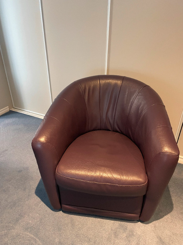 Natuzzi Editions Swivel Accent Chair in Chairs & Recliners in North Shore - Image 3