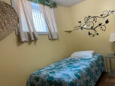 Furnished Room close to Airport easy access to DT