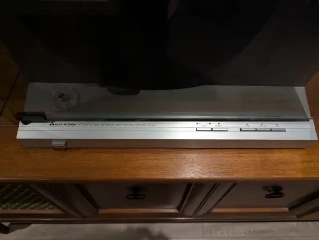 Mitsubishi LT-640 Linear Tracking Vertical Turntable in Stereo Systems & Home Theatre in Ottawa - Image 5