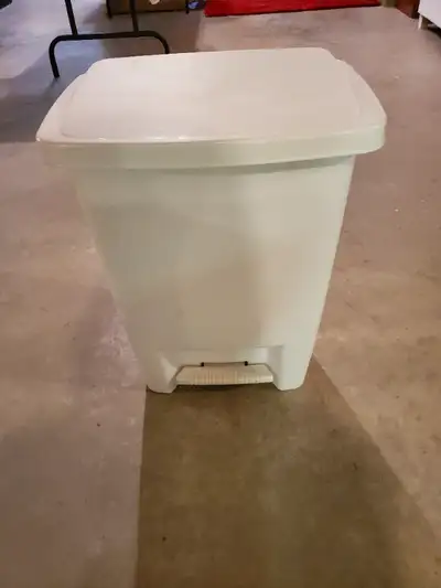 Kitchen garbage bin- White plastic trash can that has not had much use. Clean and in like new condit...