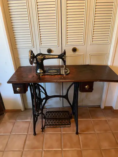 Antique Singer Sewing Machine ( 1800’s ) Fiddle Bed Base with floral decal design. Has Coffin Top Co...