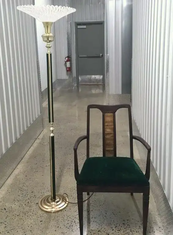 Vintage Wood / Rattan Chair With Emerald Green velvet Seat -$125 in Chairs & Recliners in City of Montréal - Image 5