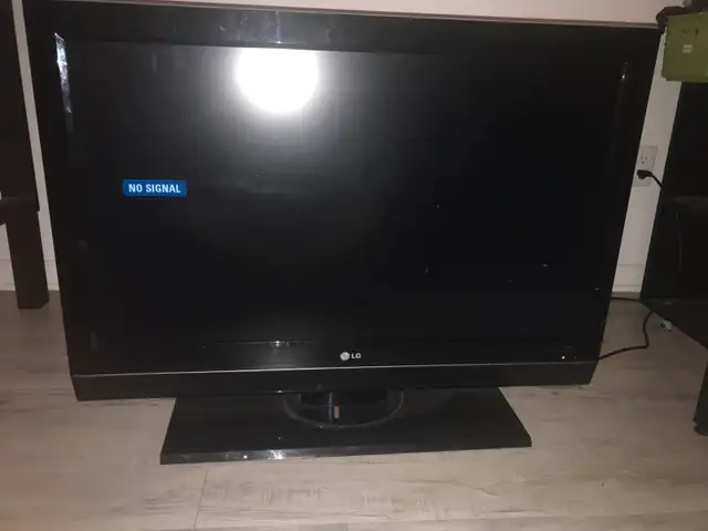 LG TV 720p 60hz 32 inches in TVs in Gatineau - Image 2