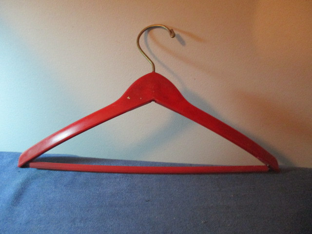 VINTAGE ART DECO STYLE RED PLASTIC CLOTHES HANGER-1960/70'S-RARE dans Art et objets de collection  à Laval/Rive Nord