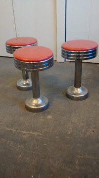 Vintage chrome counter /bar stools