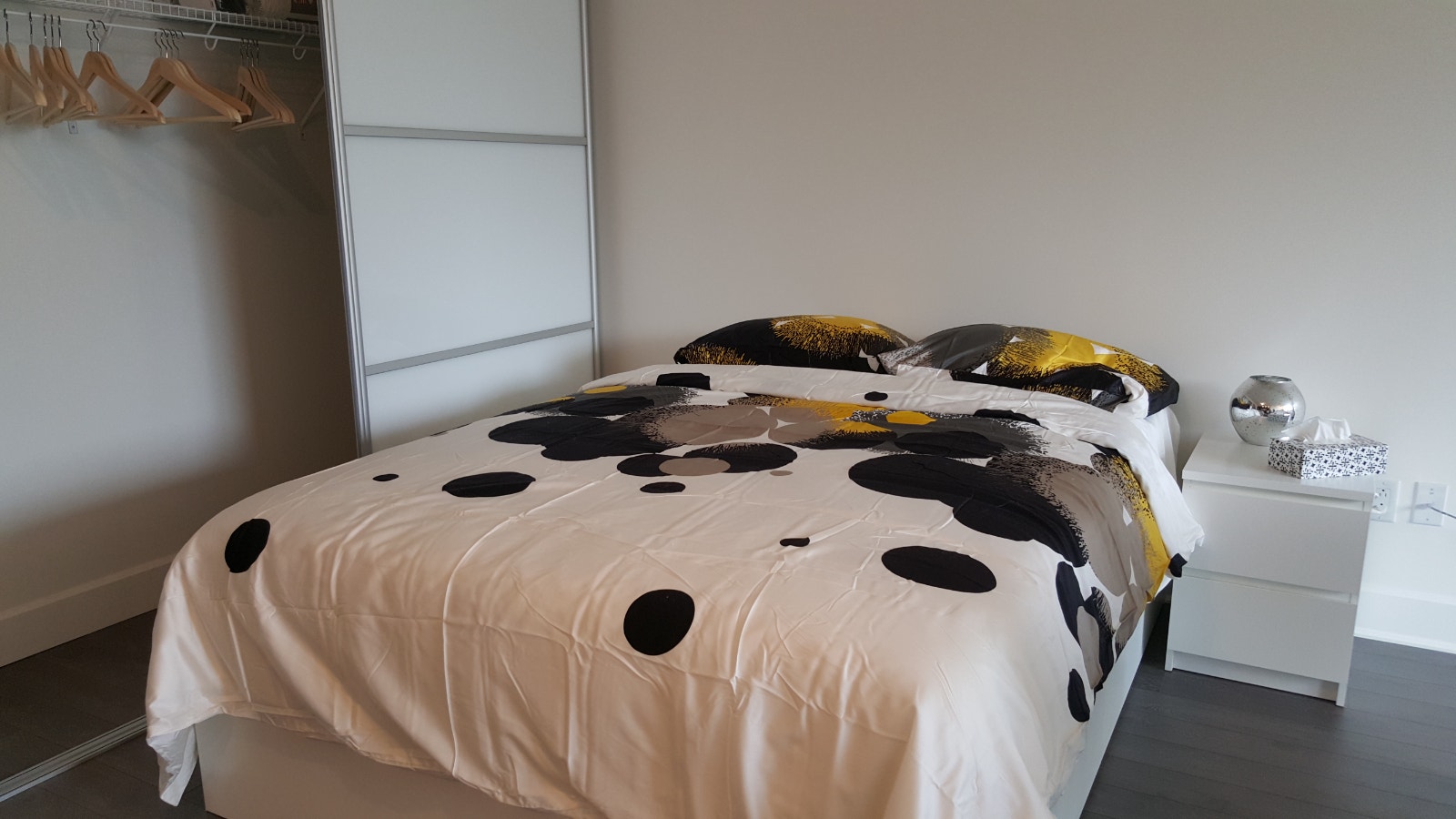 **ALL INCLUSIVE - Large bright Studio - Downtown Montreal** — photo 3