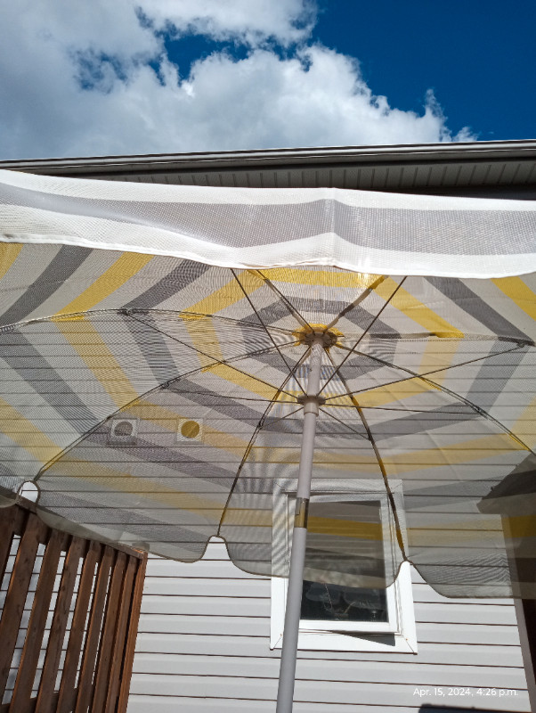 Patio Umbrella in Patio & Garden Furniture in City of Toronto