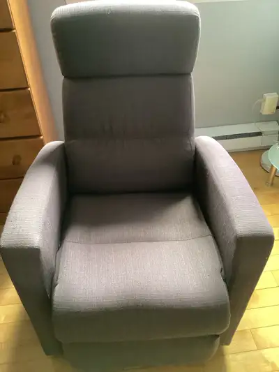 fauteuil en tissu gris. Inclinable et berçant. Très confortable.