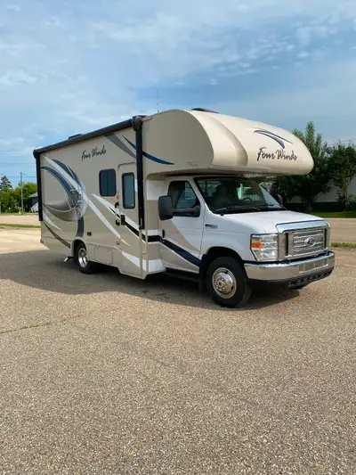 FORD E-350 2018 Chassis, 2019 House, V10 6.8L Excellent Condition,1 Slide, Rear View & Side cameras...